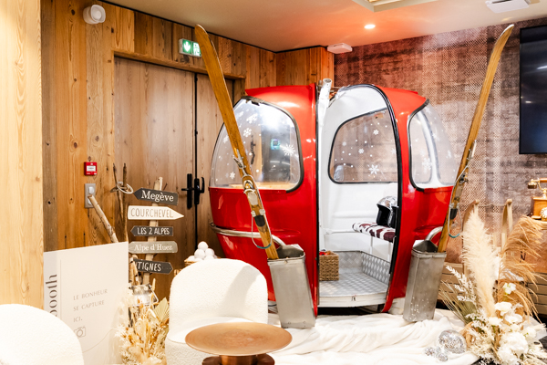 Photobooth original dans une ancienne cabine de téléphérique rouge pour un mariage.