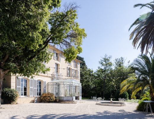 Façade de la Villa Brignac à Ollioules avec sa verrière et son parc arboré pour un mariage en Provence.