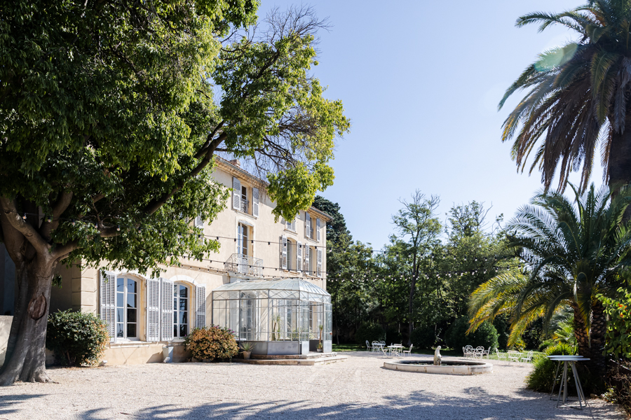 Façade de la Villa Brignac à Ollioules avec sa verrière et son parc arboré pour un mariage en Provence.