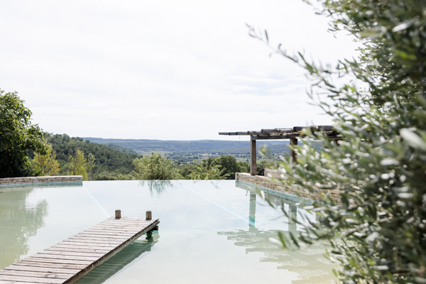 Piscine naturelle à débordement du Domaine de Brès avec une vue panoramique sur la vallée, cadre idéal pour un mariage en Provence.