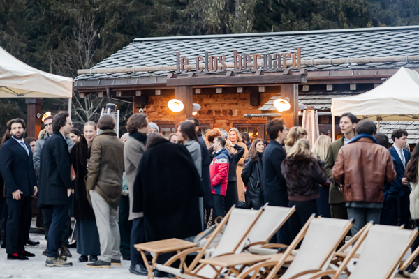 Les invités de mariage se rassemblent devant le restaurant Le Clos Bernard à Méribel pour le cocktail.