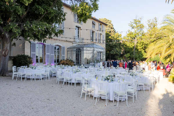 Tables de mariage dressées en extérieur dans le jardin de la Villa Brignac à Ollioules.