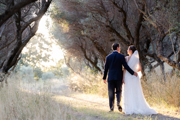 Séance photo de couple au coucher du soleil dans l'oliveraie de la Villa Brignac à Ollioules.