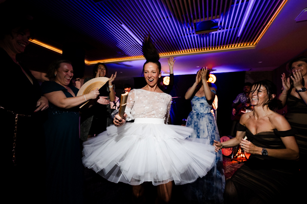Mariée dansant avec ses invités lors de la soirée de mariage à l'Hôtel Les Grandes Rousses.